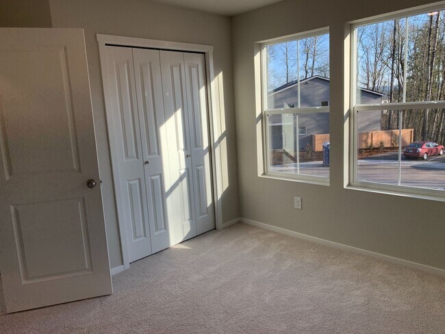 Building Photo - Gorgeous  4 Bed 2.5 Bath Home in Camas! Union School District! Laminate Floors Throughout Main! S...