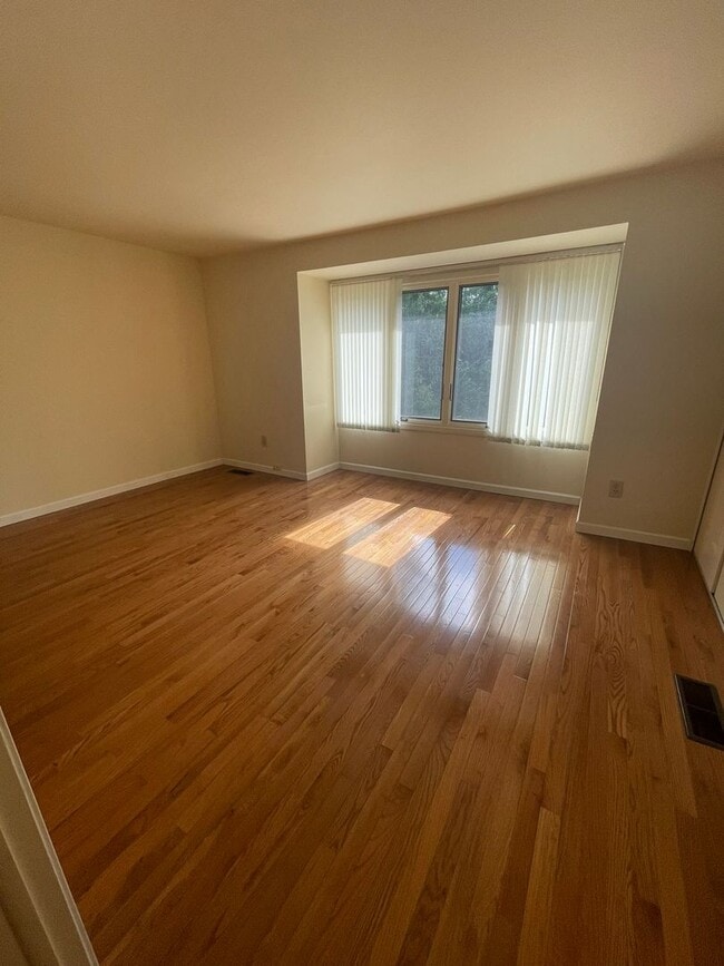 Building Photo - Updated End-Unit Condo in Earhart Village – Prime Location!