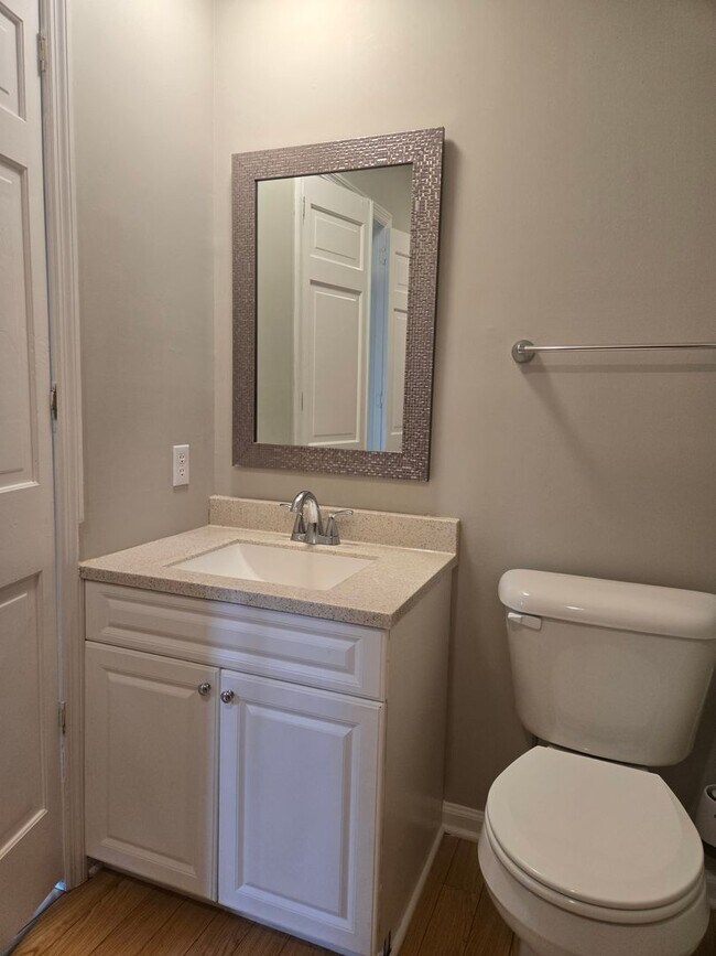 Building Photo - Spacious Townhome with Fully Fenced Privat...