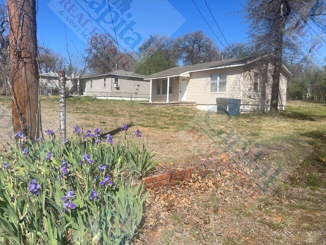 Building Photo - Cozy 2 Bedroom