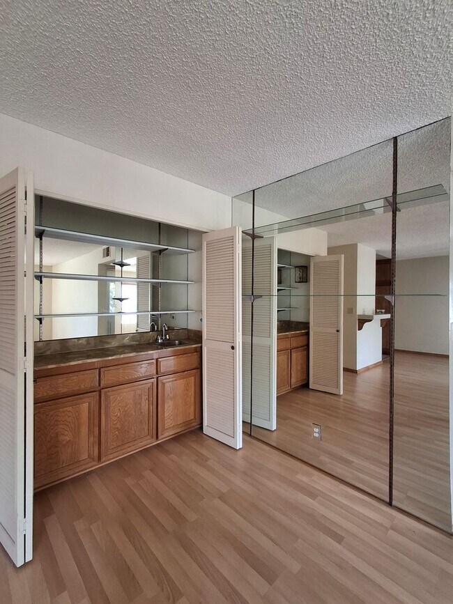 Building Photo - 5765 Friars Rd