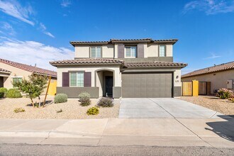 Building Photo - Big Space, Big Backyard, Big Move in special!