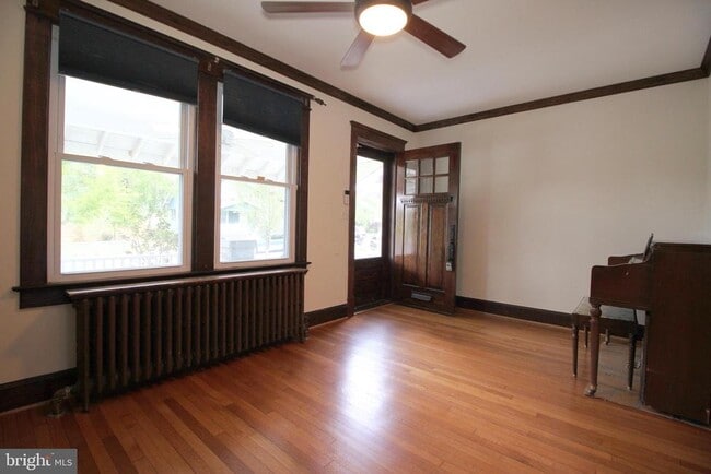 Building Photo - 2417 Otis St NE