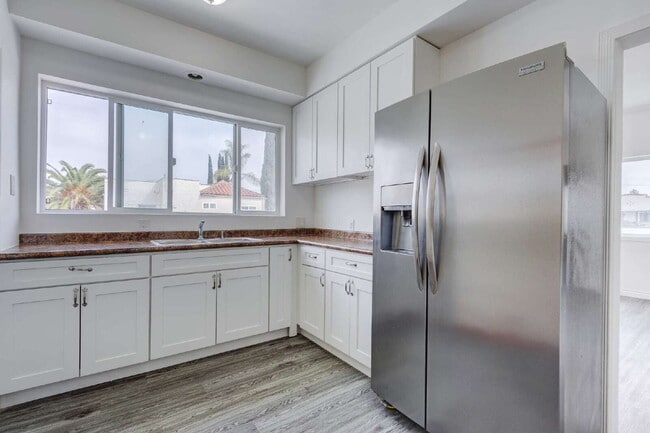 Building Photo - Stylishly Renovated Retro Duplex in the He...