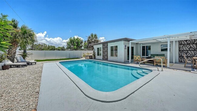 Building Photo - 1302 Mango Ave