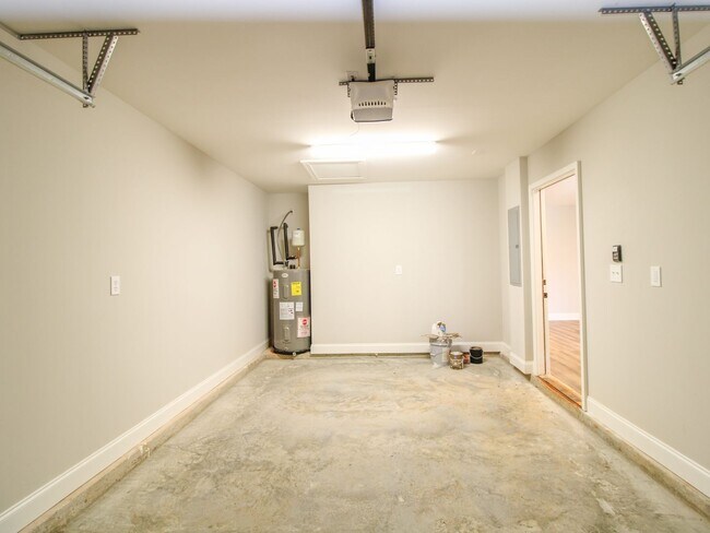 Building Photo - Athens City Townhouse with Garage!!