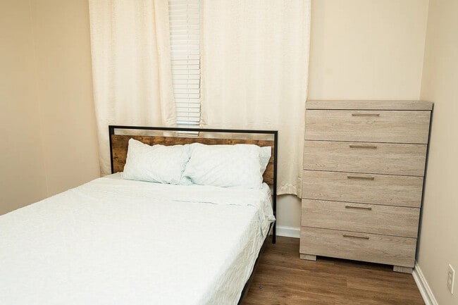 Building Photo - Room in House on Harmony Ct