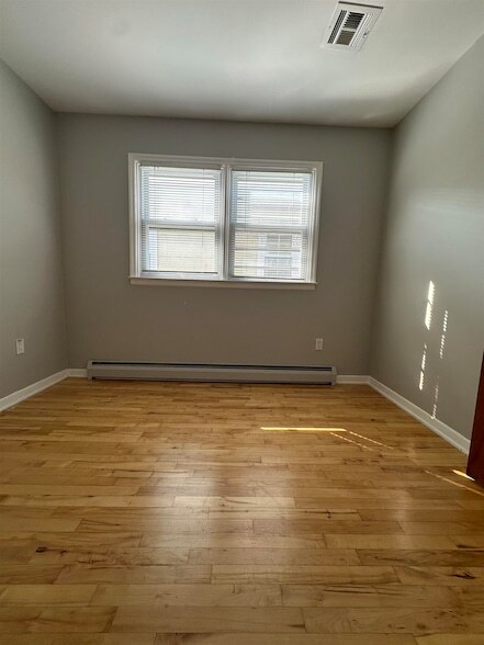 Building Photo - 33 E 51st St