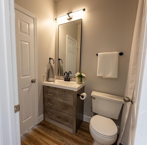 Full Bathroom 2 - 14301 Rosy Ln
