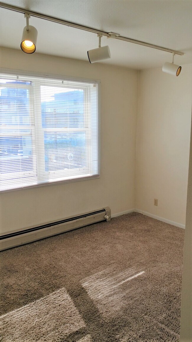 Building Photo - 415 D St