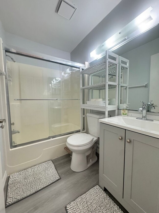 Building Photo - Annual turnkey furnished 2-Bedroom, 2-Bath...