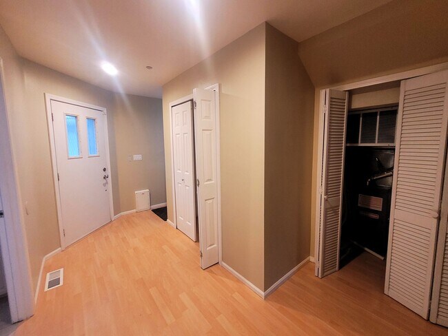 Building Photo - Bayview Townhouse Condo in Blaine with Gar...