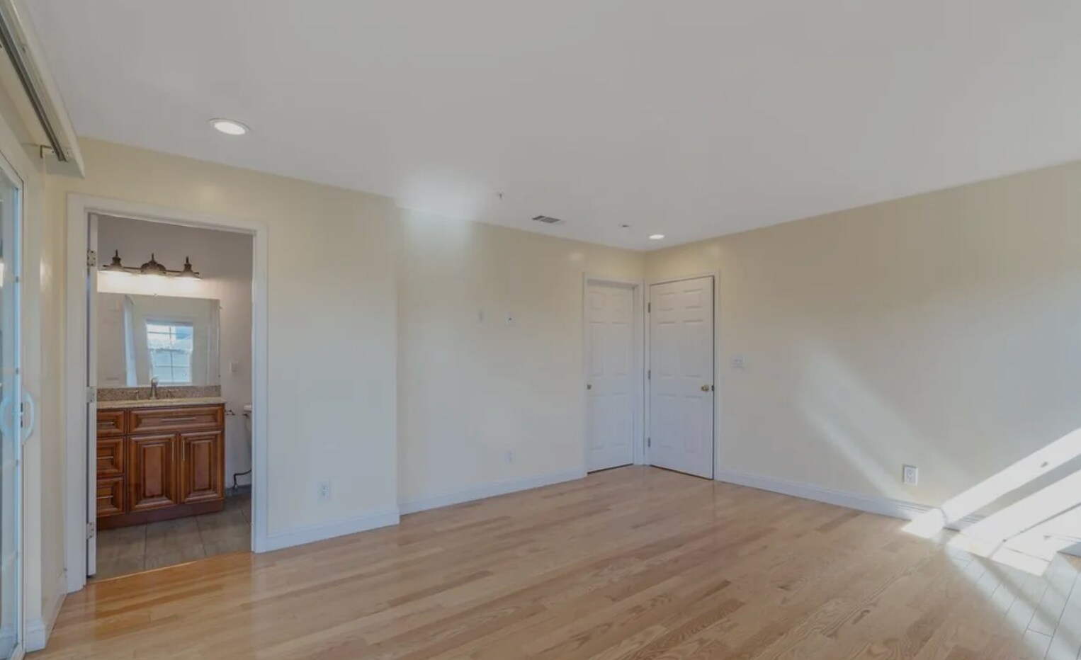Building Photo - 2020 Hillcrest Dr