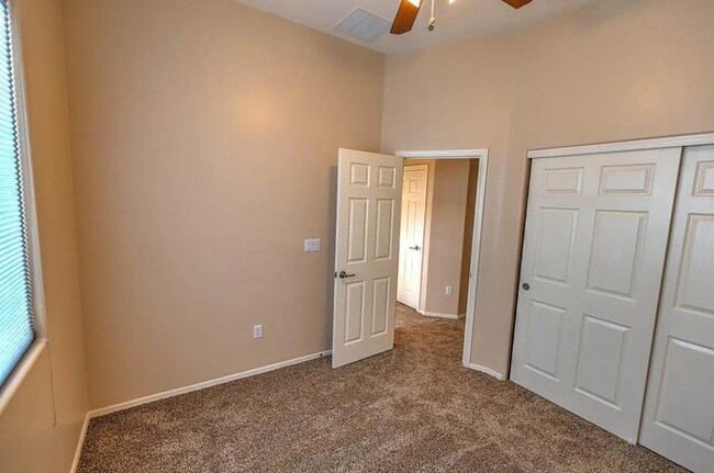 Building Photo - House For Rent