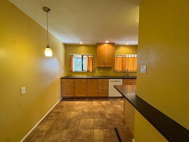 Building Photo - Northwest Living!