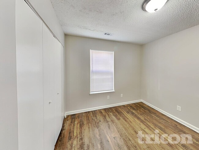 Building Photo - 2916 Vestal Pl