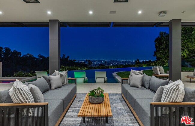 Building Photo - 9364 Beverlycrest Dr