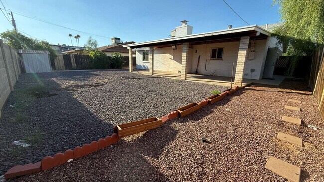 Building Photo - Beautiful Updated Kitchen ,  Large Backyar...