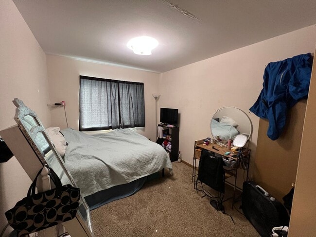 Building Photo - Pre-Leasing for 26/27 School Year