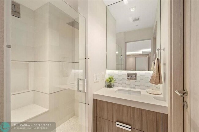 Building Photo - 17301 Biscayne Blvd