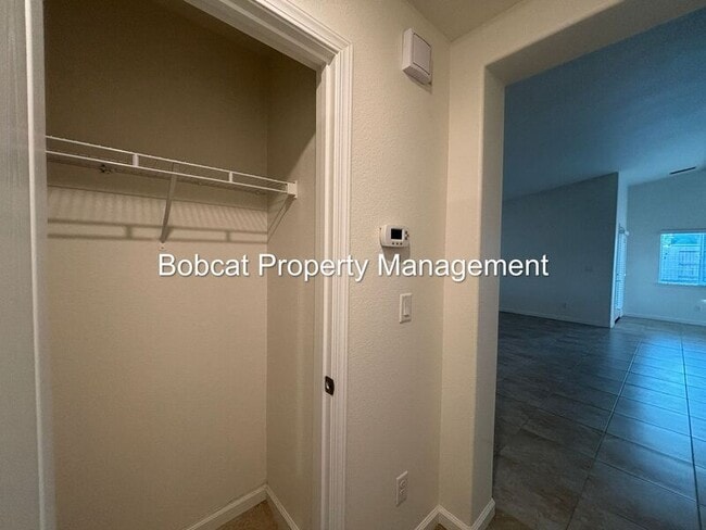 Building Photo - 100 Deschutes Dr