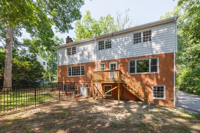 Building Photo - 2401 Scarsborough Dr
