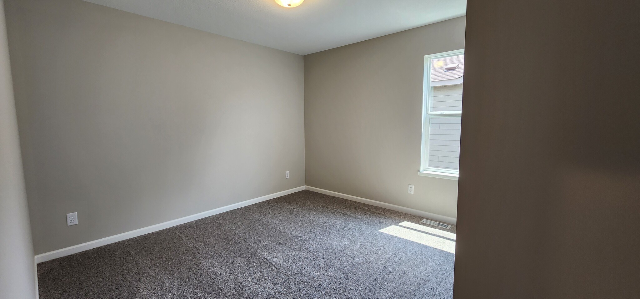 Building Photo - 1515 100th Ave NW