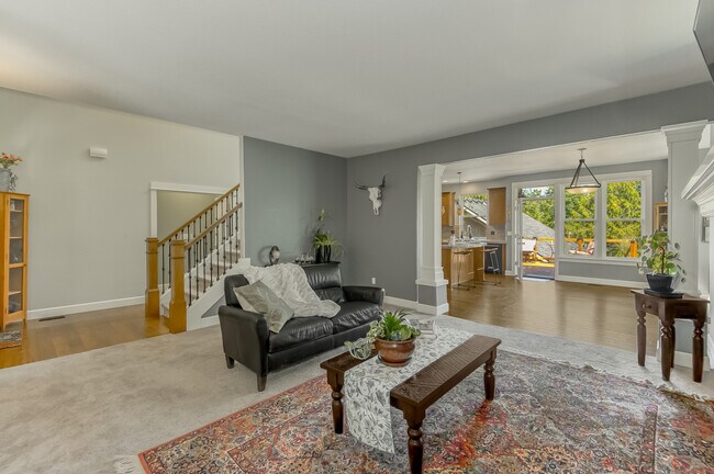 MAIN HOUSE - LIVING ROOM - 421 5th Ave