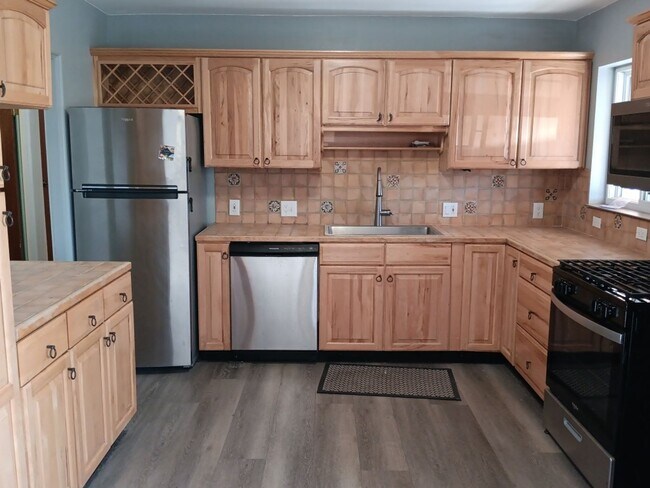 Building Photo - 3 Bedroom, 3 Bathroom Home! Schedule a Showing Soon!