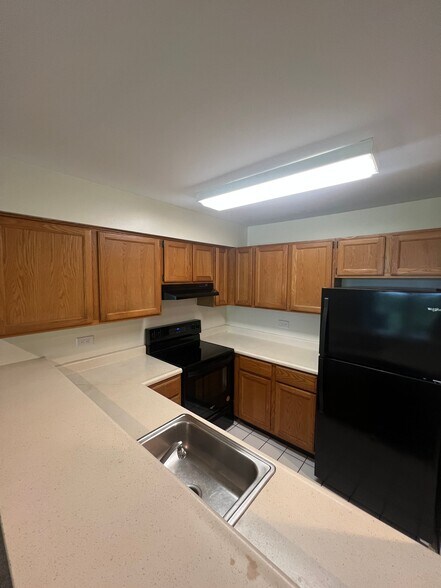 Building Photo - 5550 Abbey Dr