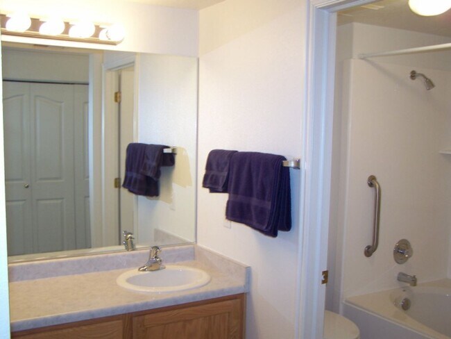 Building Photo - Cozy 2 Bed 2 Bath