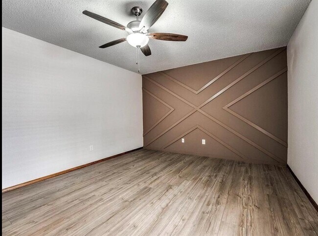 Building Photo - 721 Claremont Dr