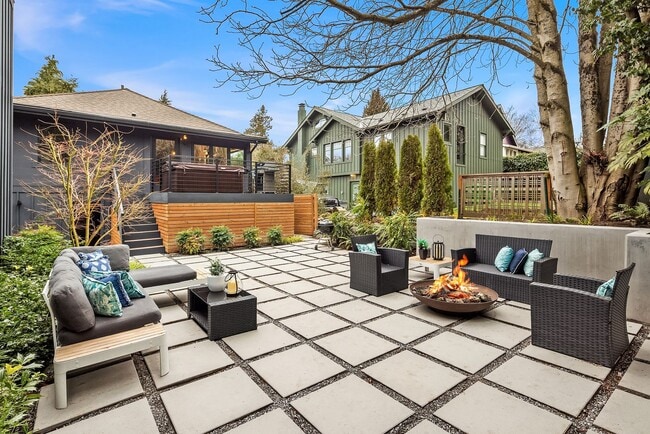 Building Photo - 4408 Thackeray Pl NE