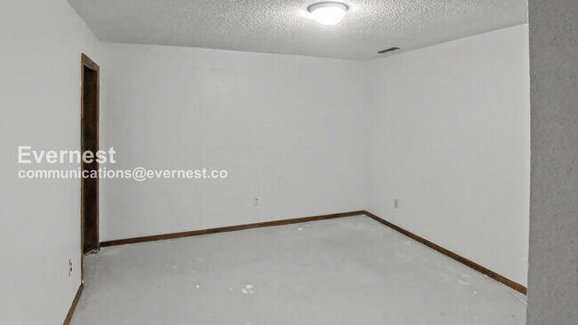 Building Photo - 4 Bed/2 Bath Home with Fenced Yard & Garage / Available Soon!