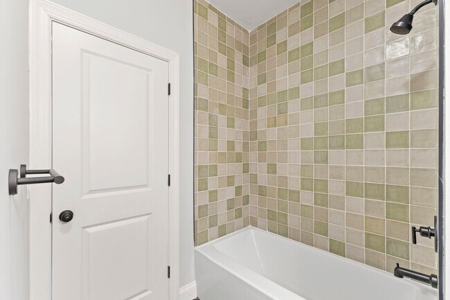 Building Photo - Renovated 1 bedroom, 1 bathroom