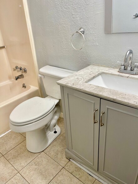 Building Photo - 1006 New St