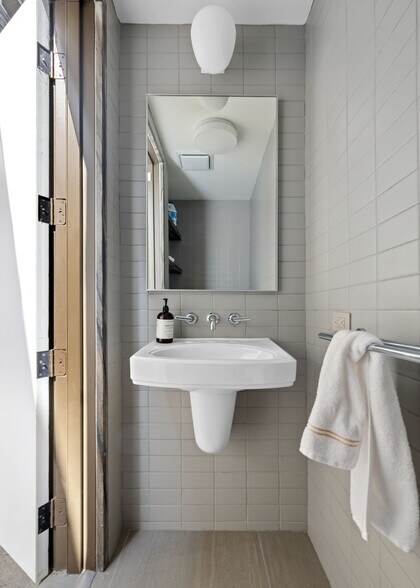 Building Photo - 716 The Strand