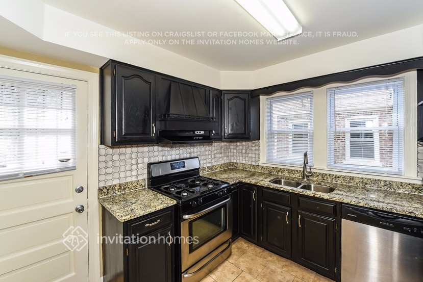 Building Photo - 9625 S Maplewood Ave