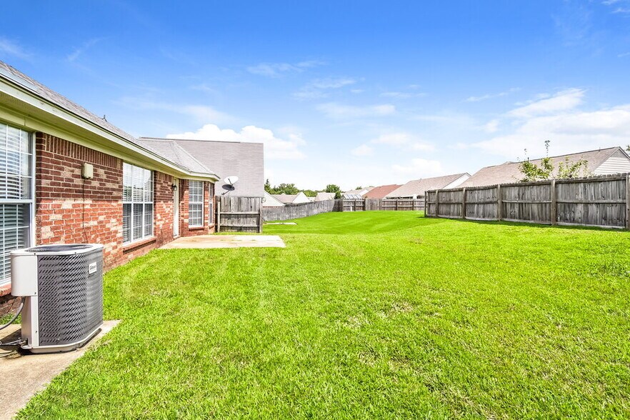 Building Photo - 8124 Loden Cove