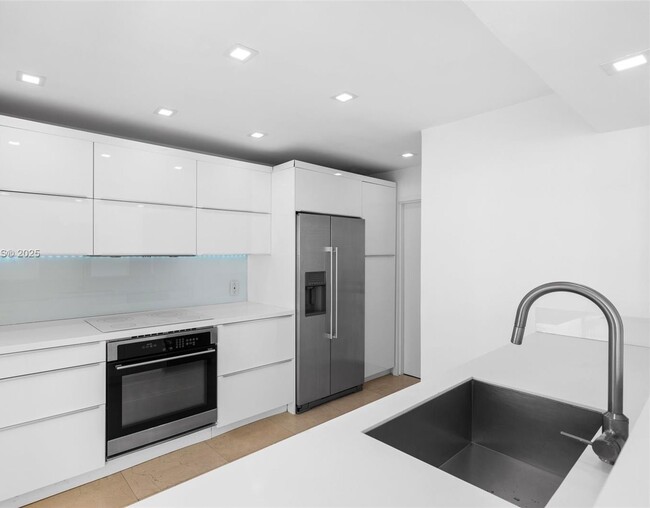 Building Photo - 1420 Brickell Bay Dr