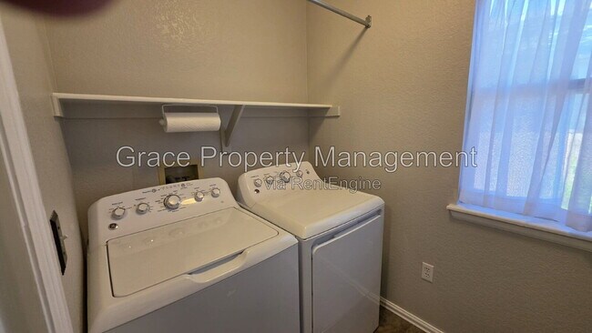 Building Photo - 1144 E 12th Ct