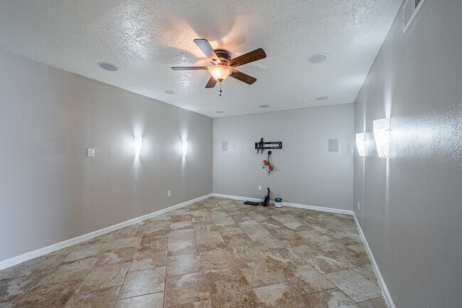 Building Photo - 10422 Gulfstream Ln