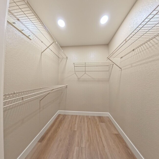 Building Photo - BEAUTIFULLY UPDATED 2 BED 2 BATH CONDO IN ...