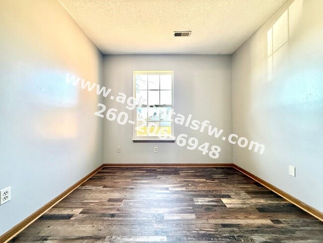 Building Photo - 3 Bedroom House