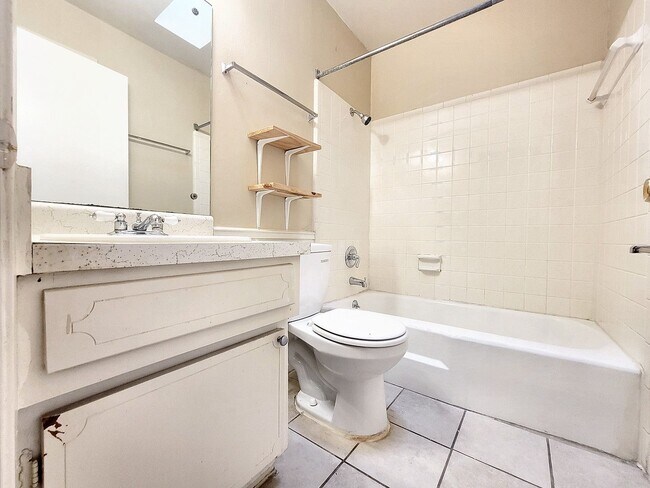Building Photo - 618 W 51st St