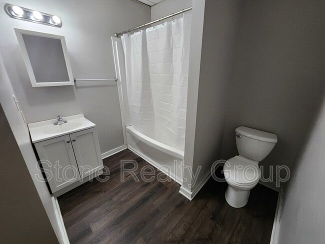 Building Photo - 610 S 5th St