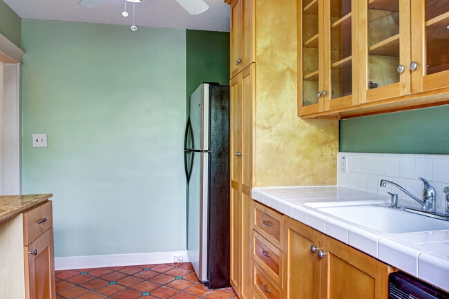 Building Photo - 801 N June St