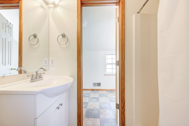 Building Photo - 639 S Pickard Ave
