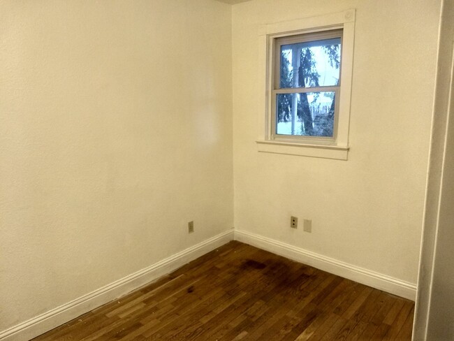 Building Photo - 6+ Bdrm Home Built 1895.  Close In.  With ...