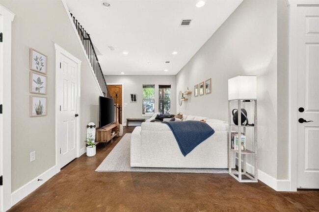 Building Photo - 3003 Lovell Dr